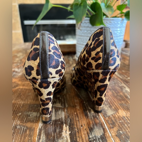 Tory Burch 9 M  Astoria calf hair leopard print wedge heels - Picture 10 of 11